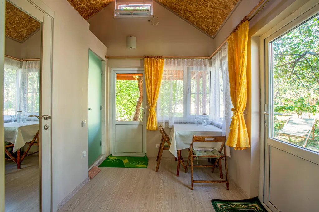 Домик с садом у заповедника