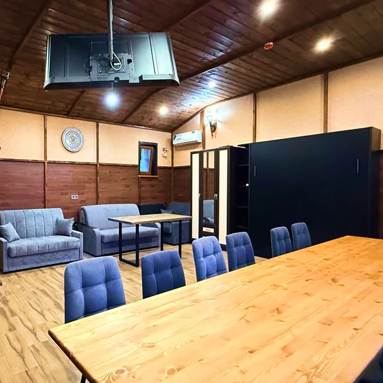 Просторная студия с настоящим камином и печкой