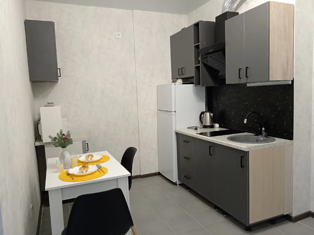 Уютная квартира с панорамными окнами и видом на озеро