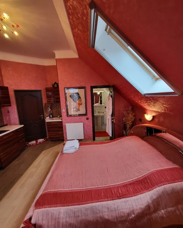 Шикарный трехкомнатный апартамент с кухней и балконом