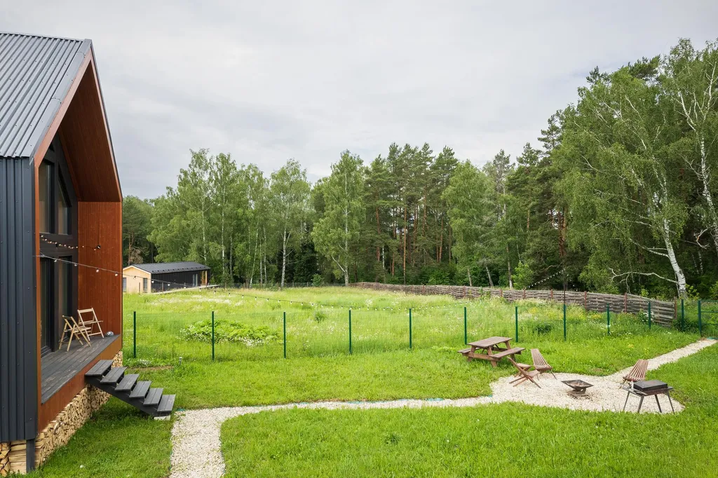 Яркий коттедж с панорамным видом на лес рядом с баней