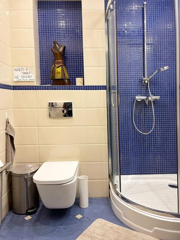 Уютный коттедж в городе со своим озером на территории