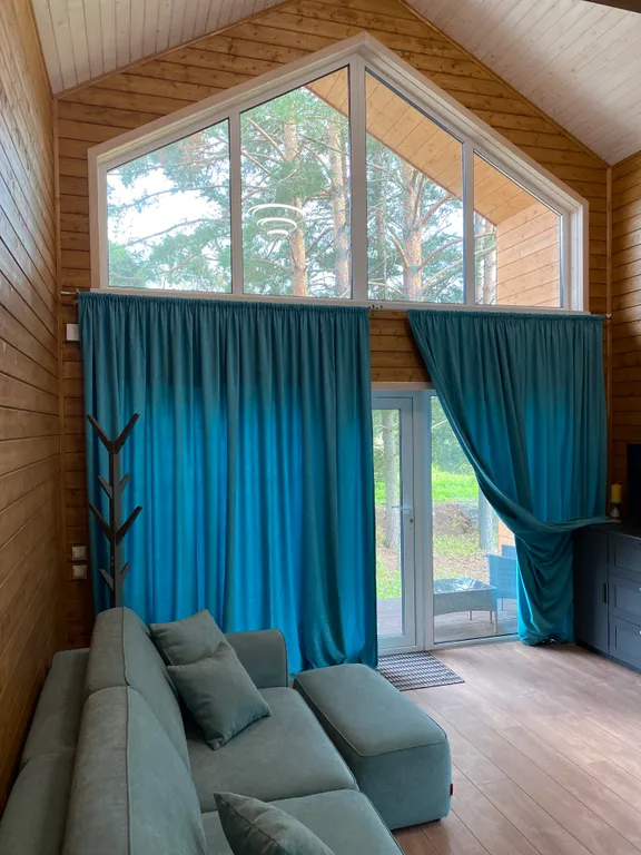 Дом у реки со своим мостком