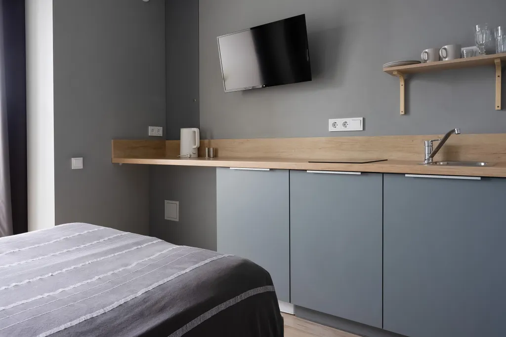 Квартира Квартира Уютная студия Серая с панорамными окнами и балконом в центре — Калининград