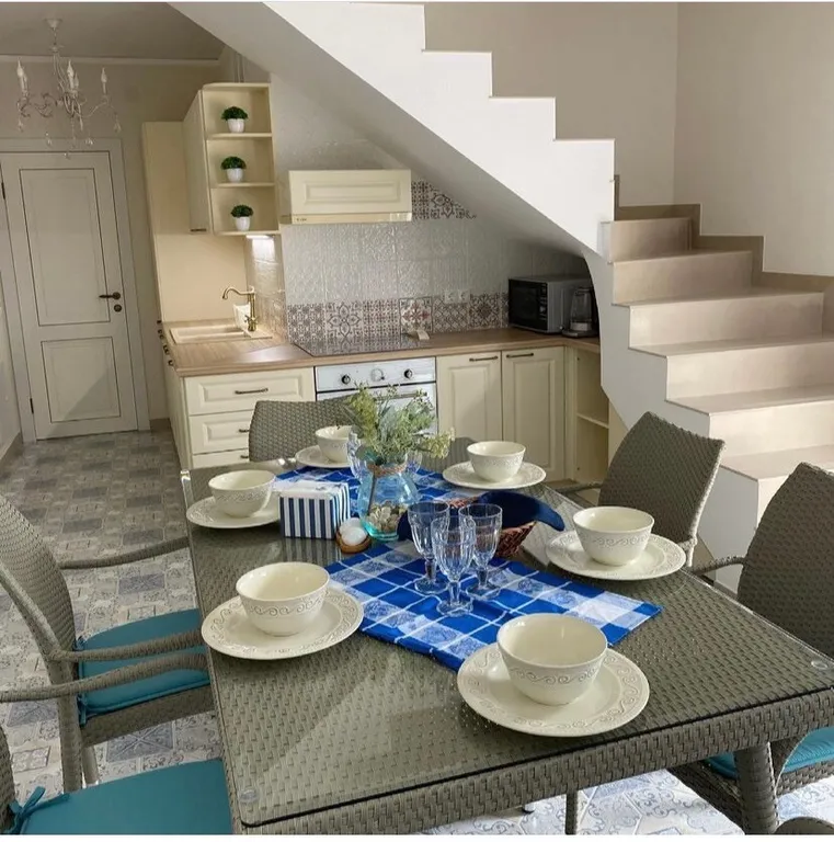 Дом в лесу с видом на море