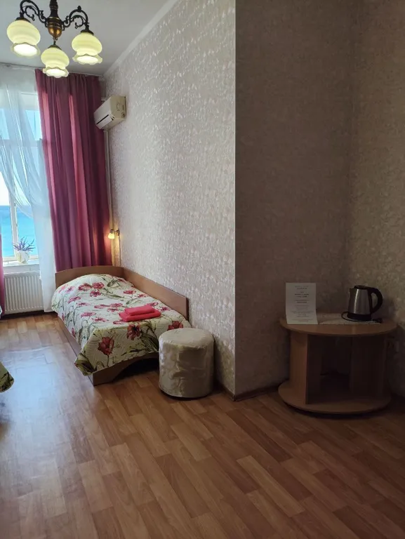 Трехместный номер с 2  кроватями и диваном. Стандарт с видом на море.