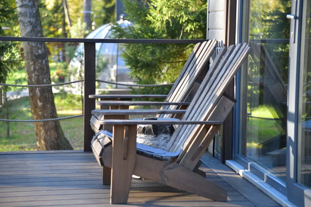 Уютный дом на живописной поляне в лесу с панорамными окнами