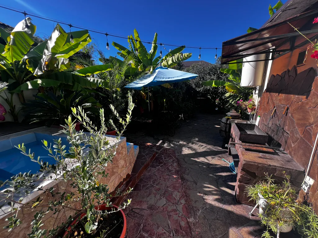 Трехместный номер с двухспальной кроватью и односпальным диваном