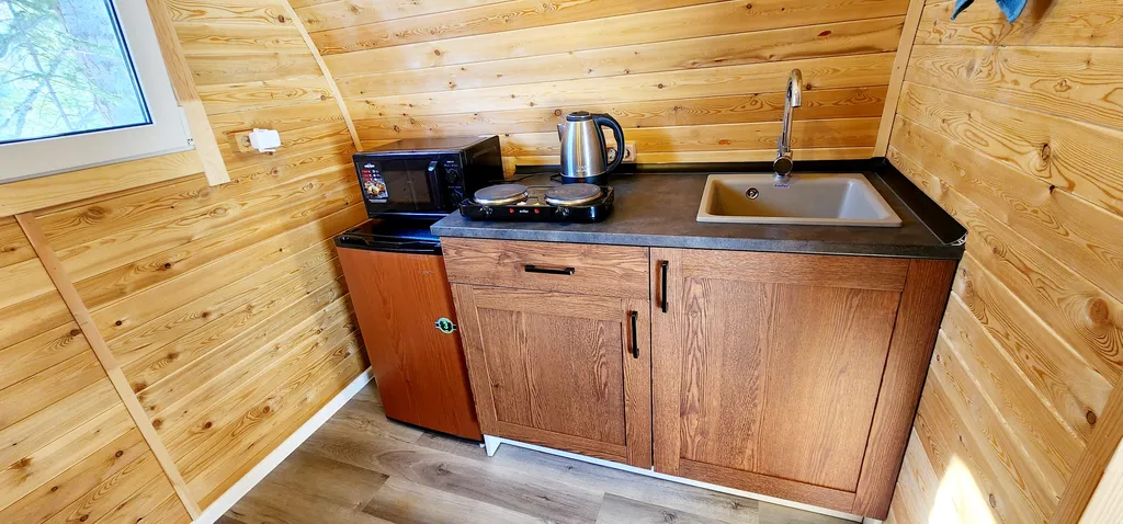 Уютный кемпинг с видом на лес