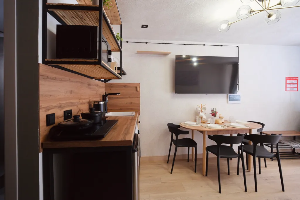 Двухэтажный дом с кухней