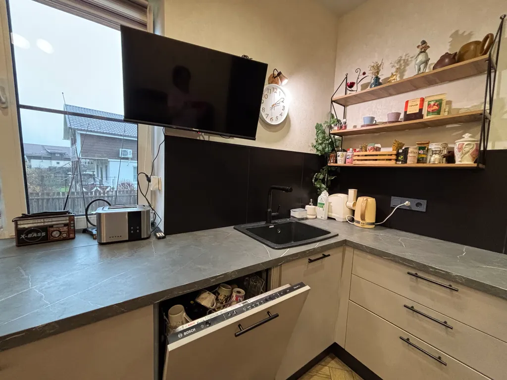 Живая ёлка! Новый дом с 4 спальнями, гостиная 80м