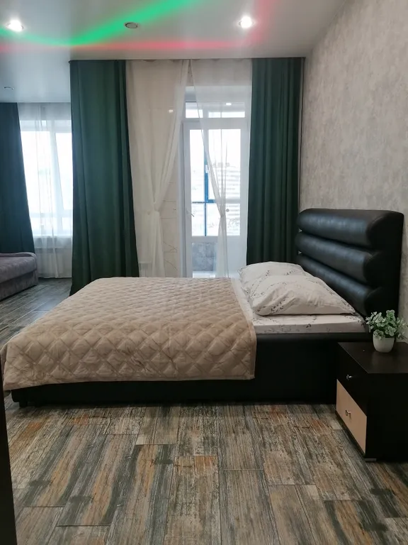 Современная студия с огромной ванной