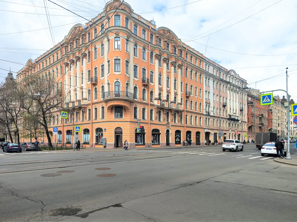 Двухуровневая уютная студия в центре города рядом с метро! Парковка.