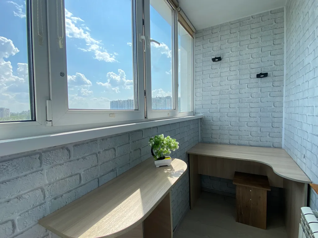 Квартира с уютным балконом и большой кроватью