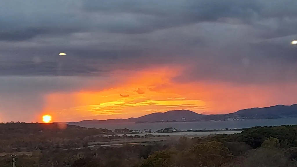 Комфортный дом с видом на море, уличный бассейн, восхитительные закаты