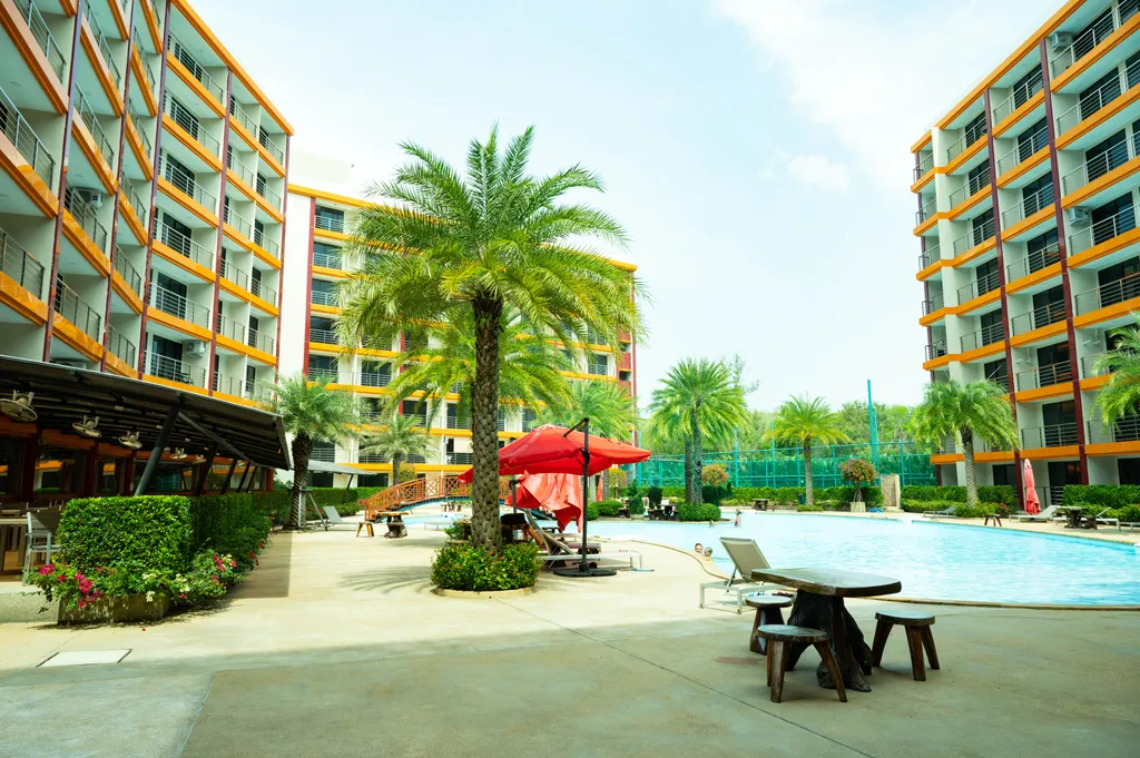 Квартира с большим бассейном и теннисным кортом рядом с пляжем