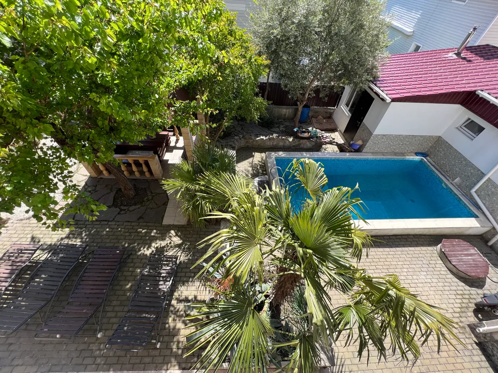 Дом с бассейном и баней