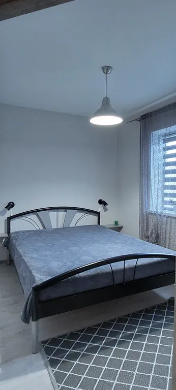 Уютный дом в черте города для комфортного отдыха в лесной местности