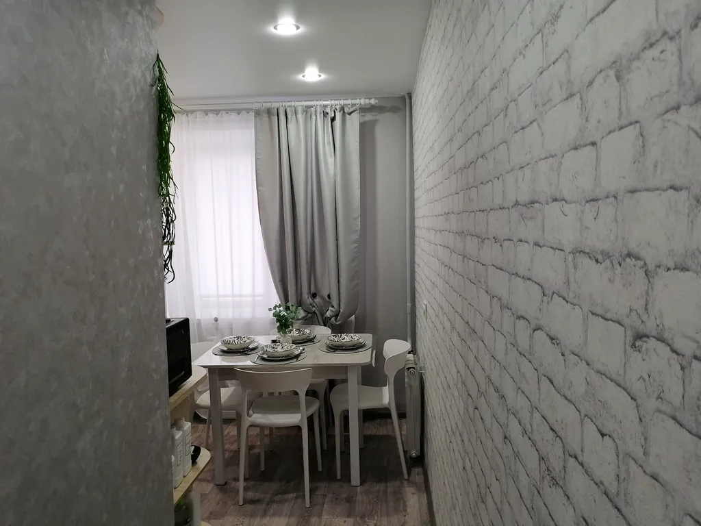 Уютная и тёплая квартира в центре города. Столовая расположена  в доме