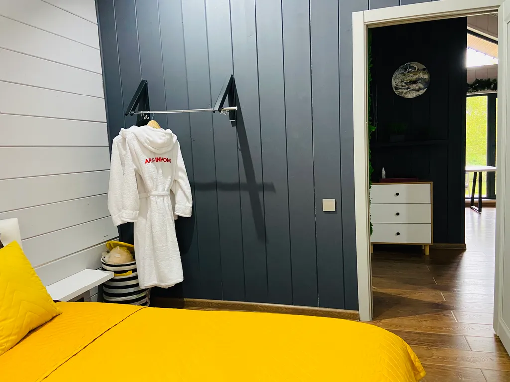 Дом в стиле Barn house в окружении леса