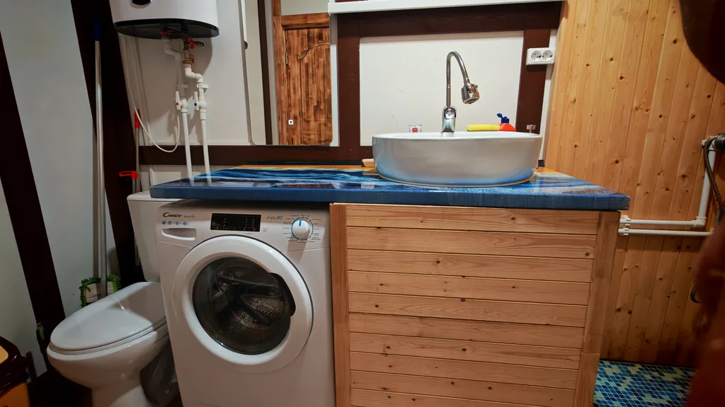 Дома и бани на берегу озера