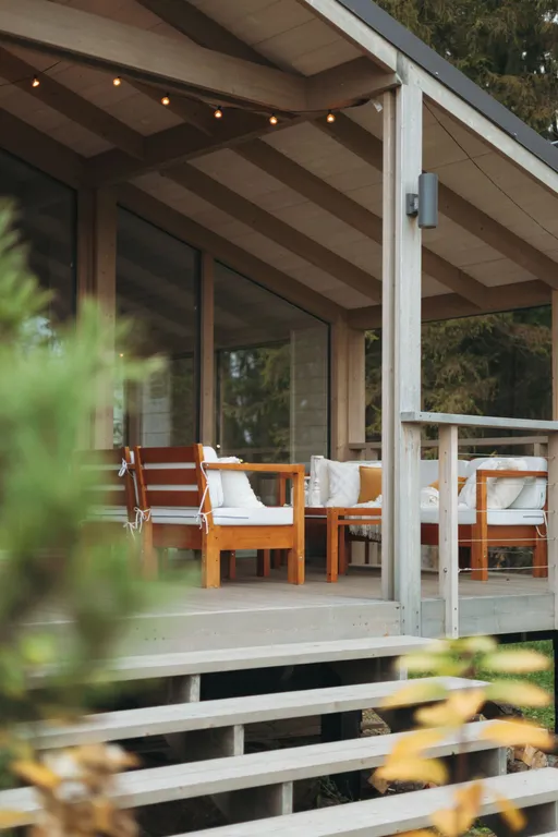 Дом с баней и чаном у воды и леса бохо