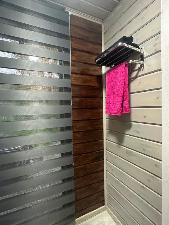 Дом с чаном и панорамными окнами с видом на лес