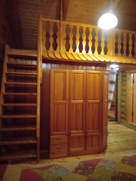 Бревенчатый дом с конюшней на озере