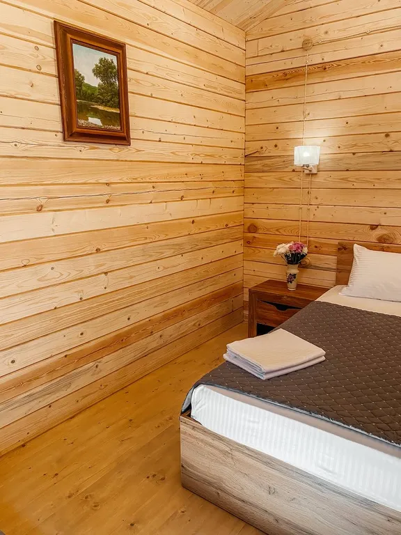 2 деревянных домика из сруба с беседкой-барбекю во одном дворе