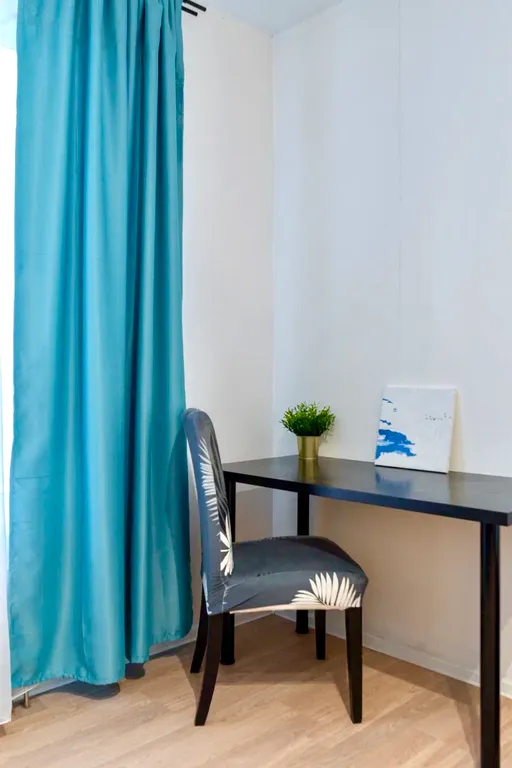 Шикарная 2-комнатная квартира с раздельными комнатами и балконом