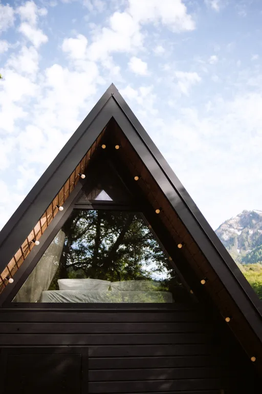 Уютное шале на берегу ручья с баней и купелью на уединенной террасе