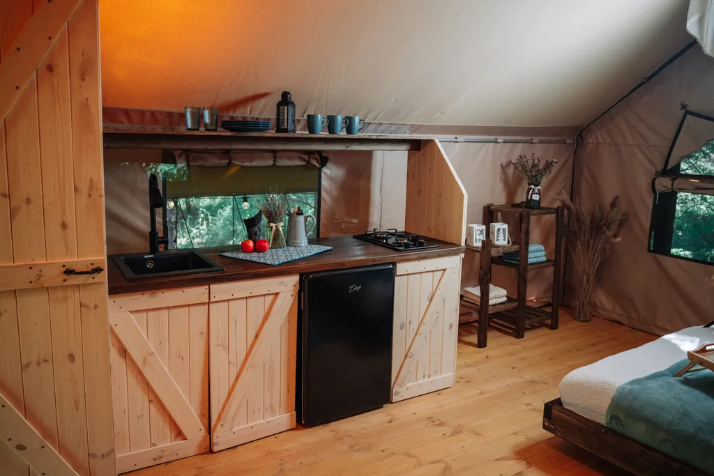 Уютная хижина в лесу у реки