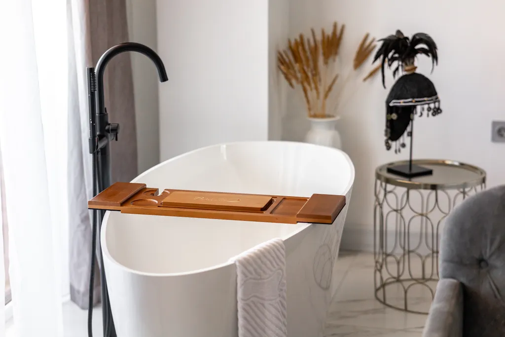 Стильная студия с ванной у панорамного окна и видом на горы