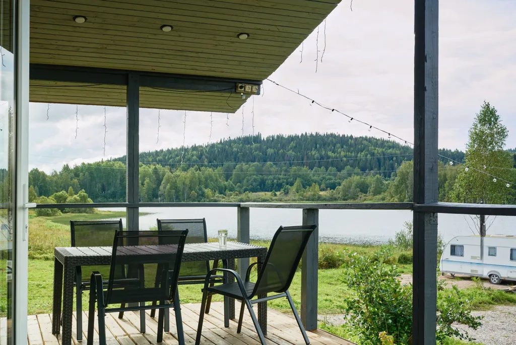 Уютный домик на берегу озера