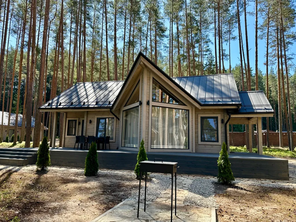 Уютный дом в сосновом лесу