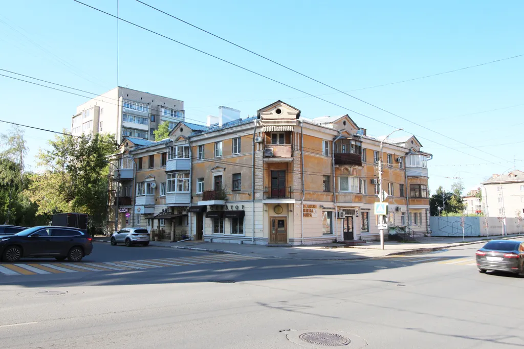 Сталинка у Кремля в центре