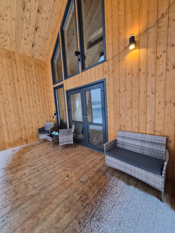 Дом на берегу леса