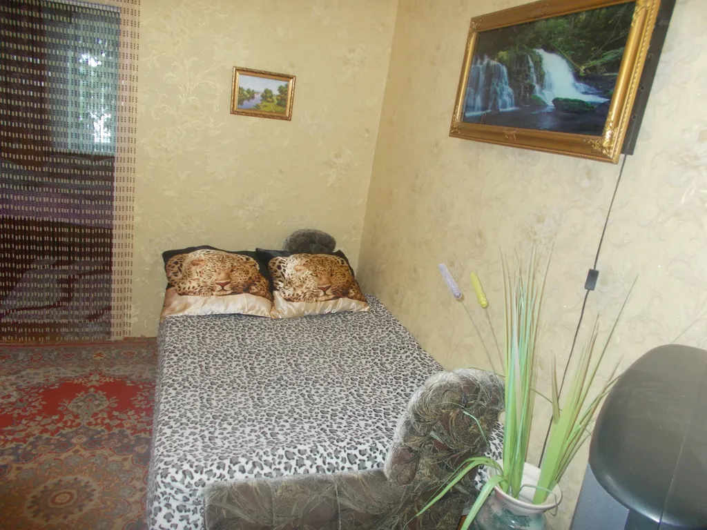 Коттедж Пол дома в зелёном саду в центре города — Ейск