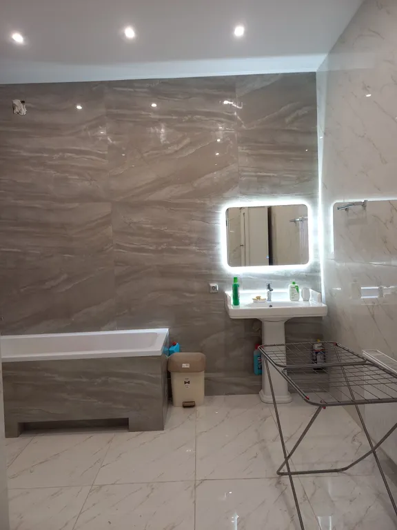 Резиденция в деревне в окружении леса