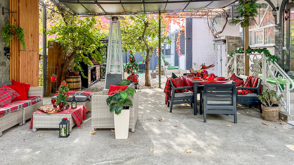 Дом сапфир с бассейном в центре