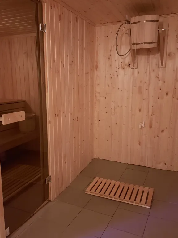 Домик на берегу Волги, на опушке леса