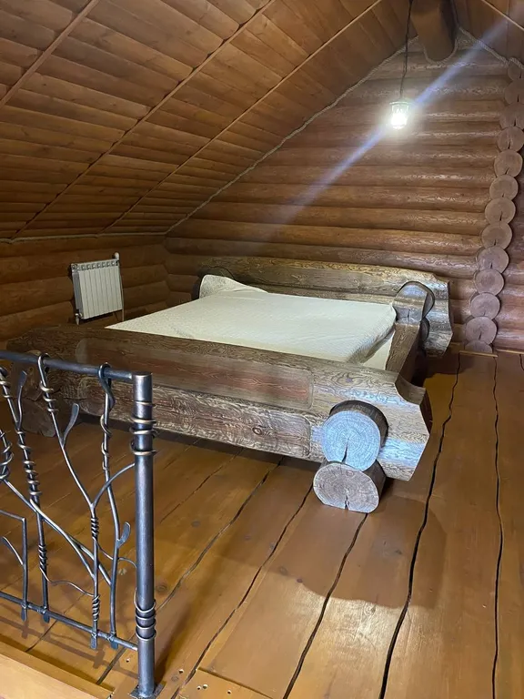 Деревянный коттедж из рубленого соснового бревна