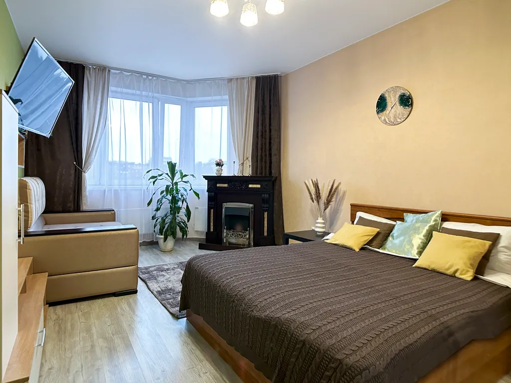 Евродвушка с камином, большой ванной и видом на пруд