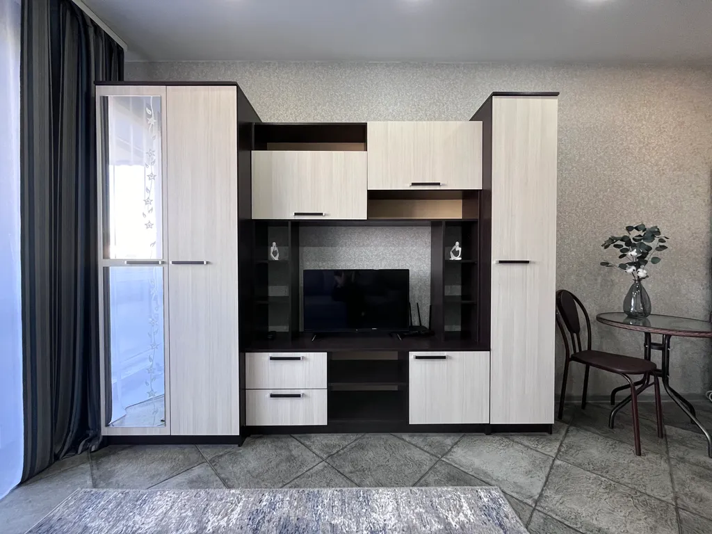 Апартамент с балконом возле аэропорта