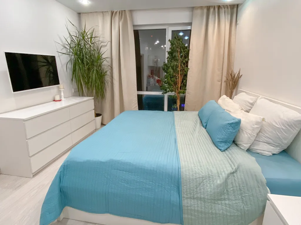 Светлая квартира с панорамными окнами и большой ванной для двоих