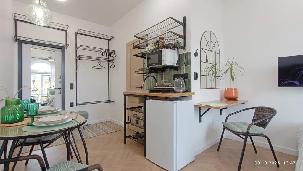 Центр. Сталинка с балконом с красивым видом на бульвар возле университа