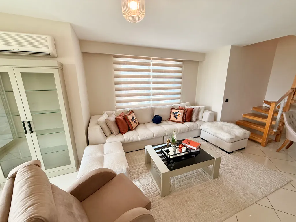 Двухуровневые апартаменты с видом на море и горы