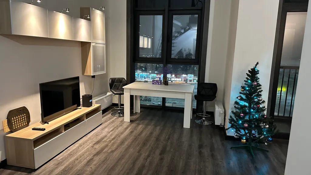 Двухуровневый лофт с 7-метровыми потолками и панорамными окнами