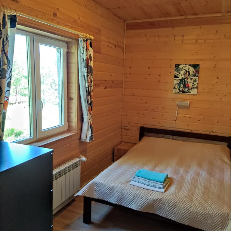 Дом на берегу озера с видом на лес