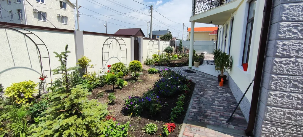 Дом с бассейном в тихом месте, недалеко от моря